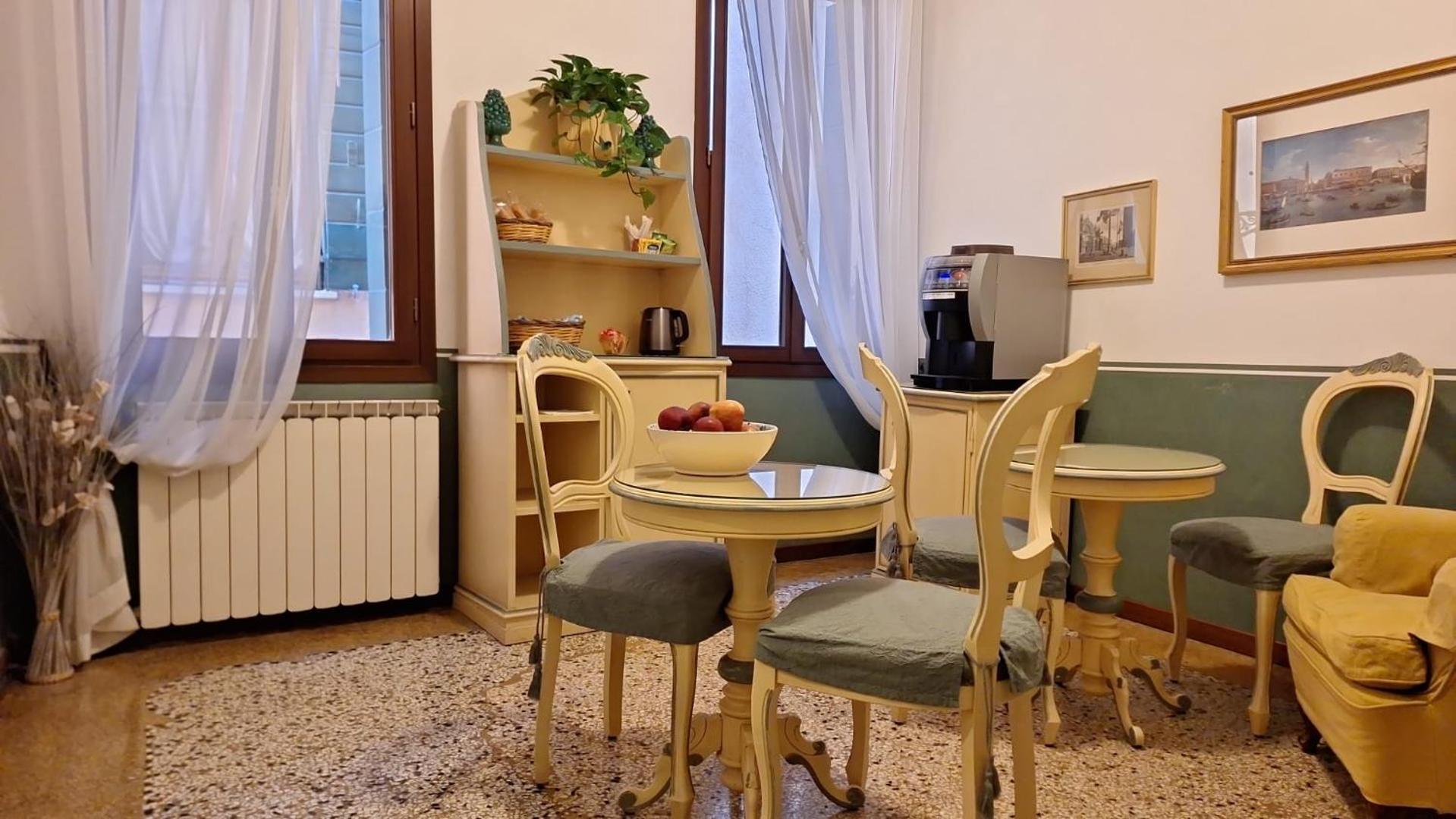 Ca' San Trovaso - 6 Rooms ヴェネツィア エクステリア 写真