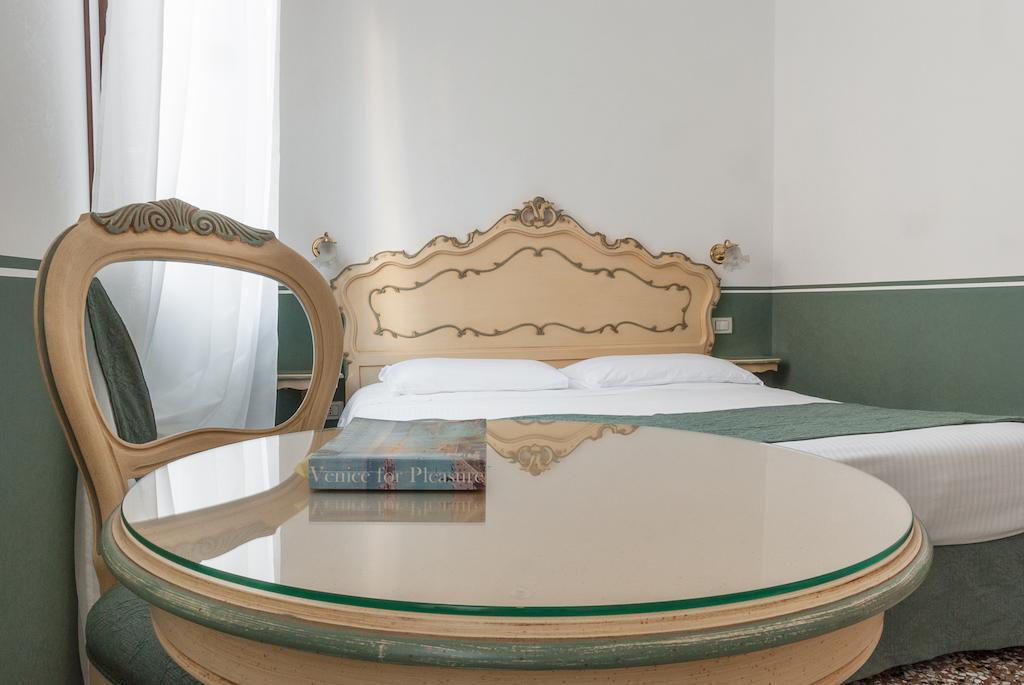 Ca' San Trovaso - 6 Rooms ヴェネツィア エクステリア 写真